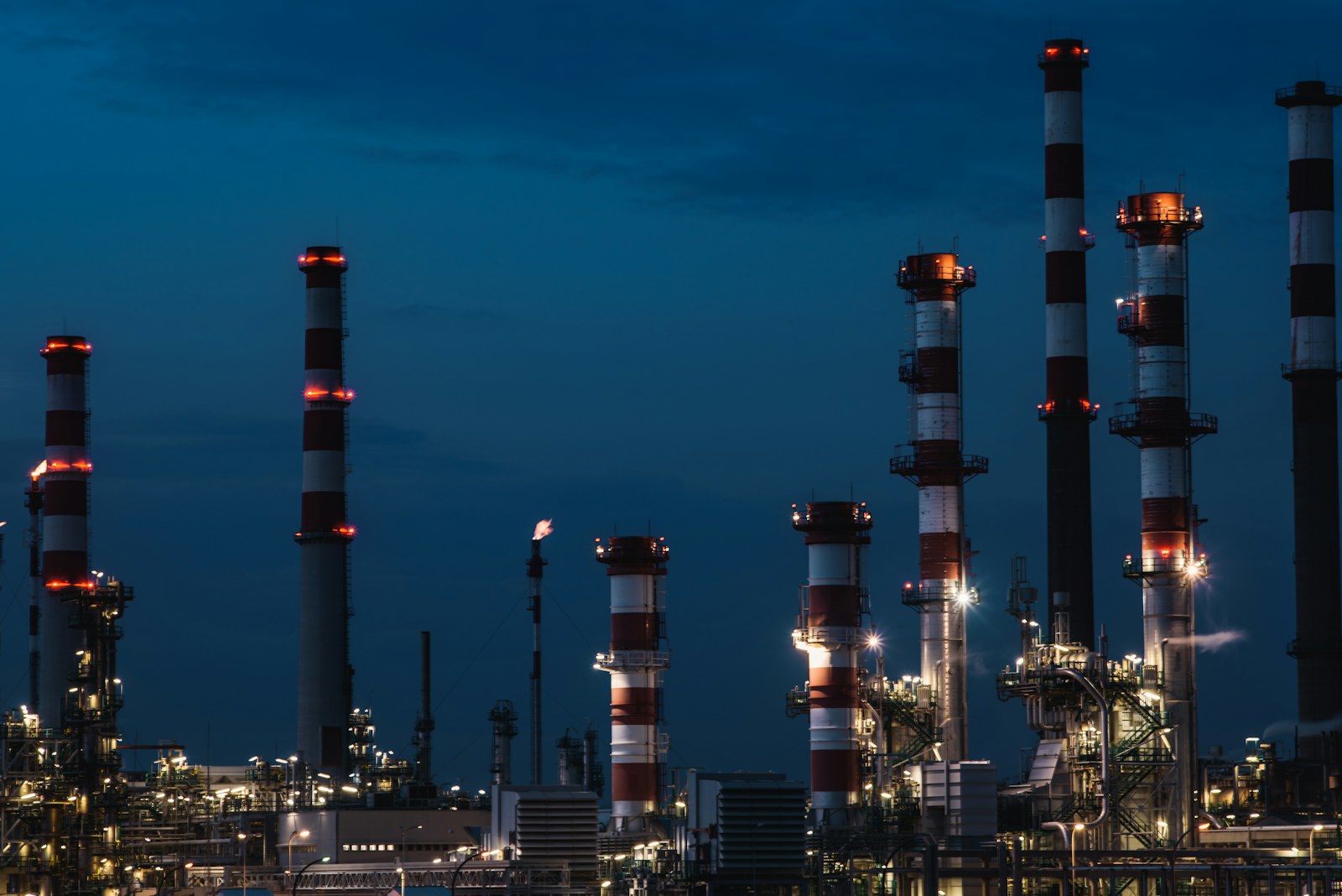 Illustrative refinery accompanying analysis of Russian oil double standards and India’s energy security