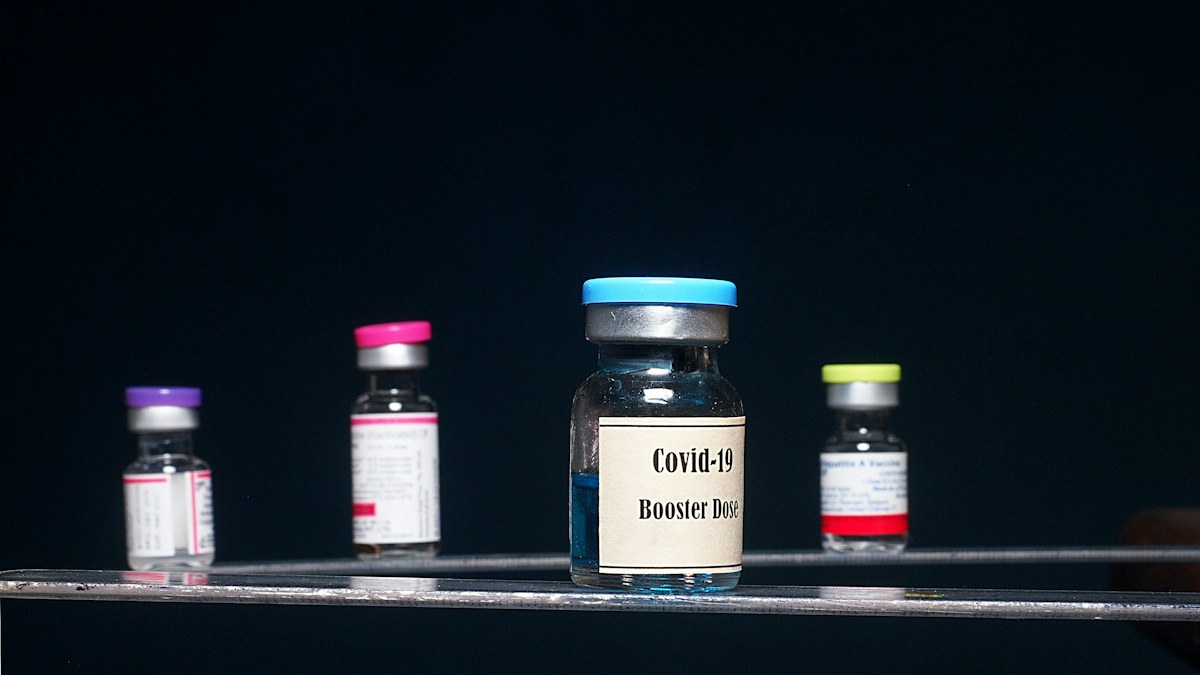 Vaccine vial and syringe